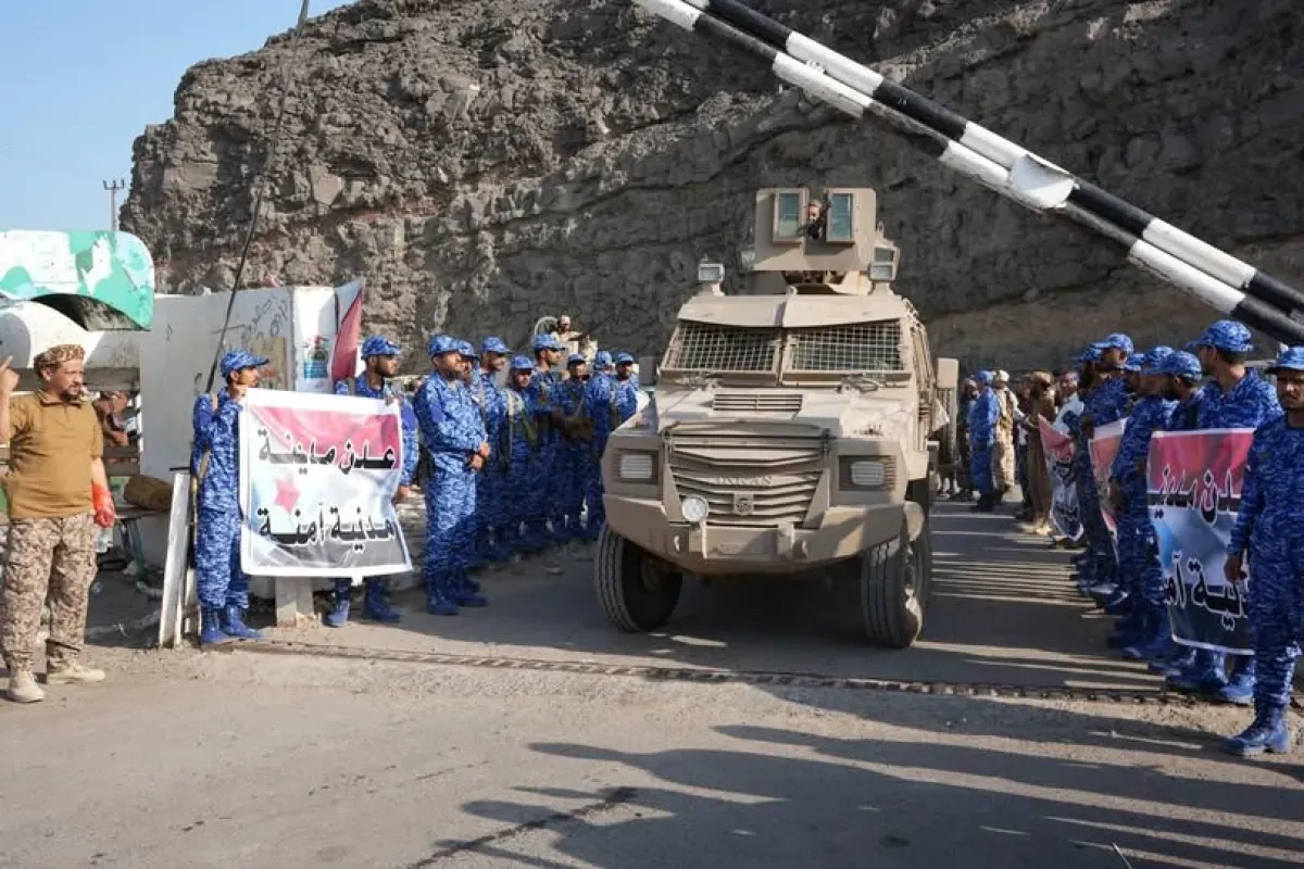 قوات العمالقة تسلّم معسكر "جبل حديد" لأمن المنشآت في عدن تنفيذاً لخطة التموضع