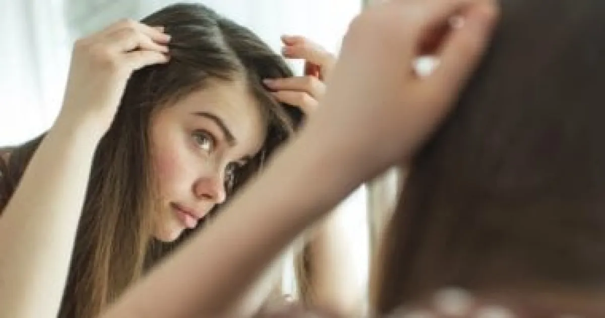 لماذا يظهر الشيب مبكراً؟ الأسباب الحديثة وراء الشعر الأبيض في سن الشباب